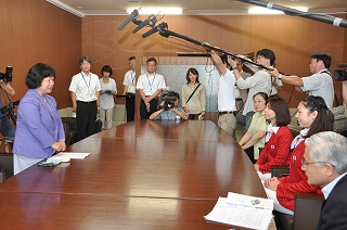 写真：箱山選手らを激励する加藤副知事