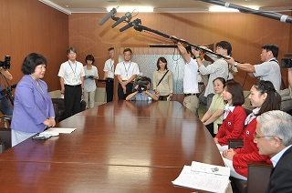 写真：箱山選手らを激励する加藤副知事
