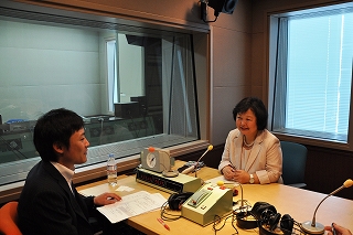 写真：ラジオ広報番組の収録をする加藤副知事
