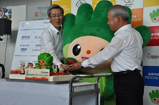 写真：ケーキカットをする和田副知事ら