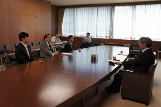 写真：認定事業者となった日本プラパレット（株）と懇談する様子