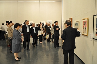 写真：監修者の中右氏による内覧会の様子