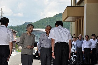 写真：栄村役場にご到着の両陛下
