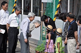 写真：横倉農村広場仮設住宅でお声をかける両陛下