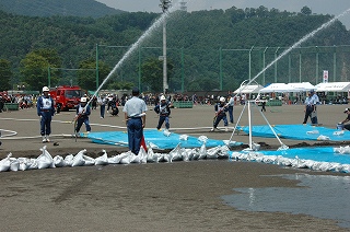 写真：標的に向けて放水