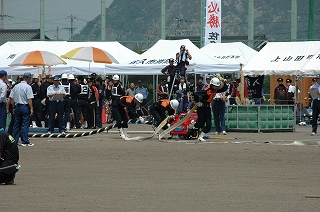 写真：小型ポンプ操法の様子