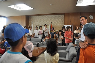 写真：県庁見学の知事室での様子
