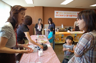 写真：特別食堂での試食の様子