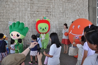 写真：長野県のゆるキャラたちと触れ合うこどもたち