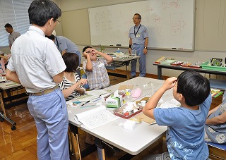 写真：工業技術総合センター親子ものづくり教室の様子