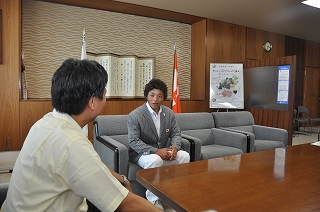 写真：知事と懇談する矢沢選手