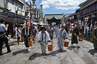 写真：善光寺仲見世での打ち水の様子