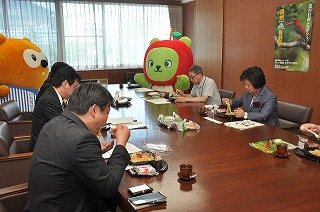 県産食材を使用した商品の試食会の様子