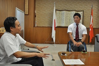 写真：樋口選手表敬訪問の様子