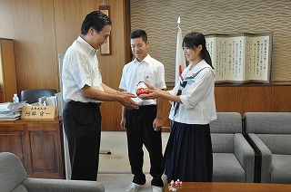 写真：復興大使から知事への記念品贈呈の様子