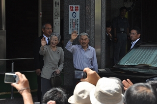 写真：軽井沢駅にご到着の両陛下