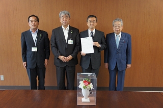 写真：「ものづくり産業応援助成金」認定通知書交付式の様子