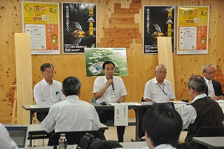 写真：記者会見の様子