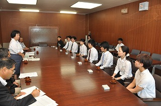 写真：隊員の皆さんと加藤副知事の懇談