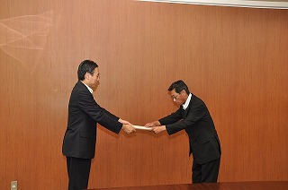写真：「ものづくり産業応援助成金」認定通知書交付式の様子