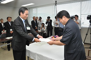 写真：要望書を羽田国土交通大臣に手渡す知事