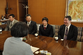 画像：津金恵選手と副知事の懇談の様子
