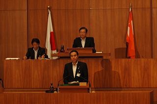 写真：提案説明を行う知事