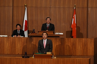 写真：2月定例会で議案説明を行う知事