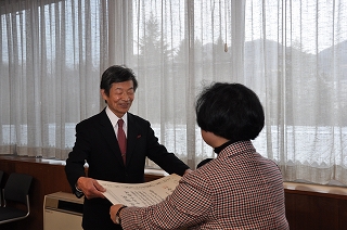 写真：感謝状贈呈の様子