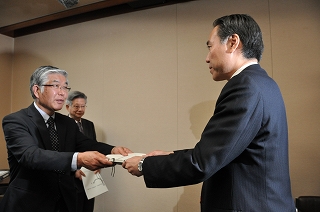 写真：提言書提出時の様子