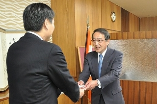 写真：知事にふるさと寄付金を手渡す井口社長