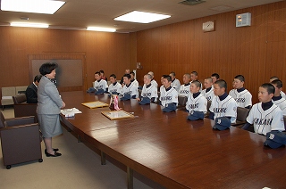 写真：加藤副知事と懇談する様子