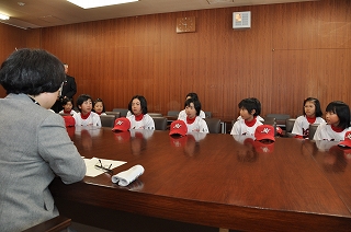 写真：加藤副知事と懇談する様子