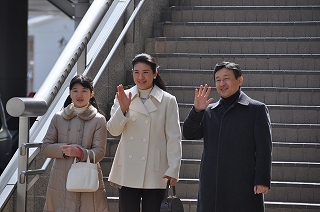 写真：長野駅に降り立った皇太子ご一家