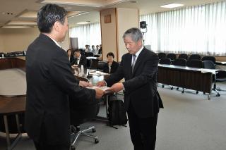 写真：山沢会長に諮問する知事