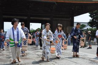 写真：善光寺打ち水の様子