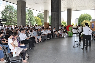 写真：県庁ランチタイムコンサートに聴き入る皆さん