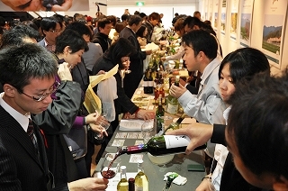 写真：ワインフェス試飲会の様子