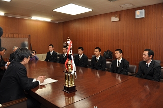 写真：知事に甲子園に向けての抱負を語る選手の皆さん