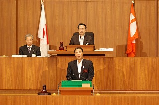 写真：定例会冒頭で提案説明を行う阿部知事