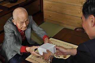 写真：記念品を受け取る吉田さん