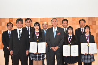 飯山高校自然科学部の皆さんと知事の記念撮影