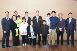 ティーミーティングに参加された皆さまと知事の記念撮影