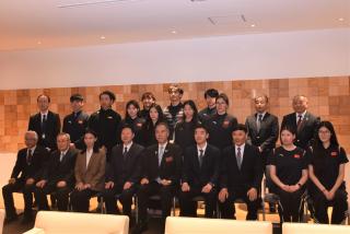 選手団の皆さまと知事の記念撮影