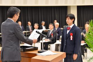 写真：知事から表彰を受ける神長選手（スピードスケート・ショートトラック）
