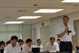 挨拶をする知事