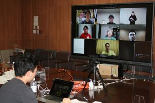 画像：画面越しにオンラインで議論する知事や参加者の写真