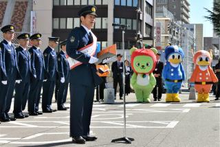 交通安全を呼びかける峰竜太さん