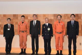 知事と上田地域広域連合消防本部の皆さんとの記念撮影