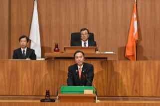 写真：知事が11月県議会定例会で提案説明をしているシーン